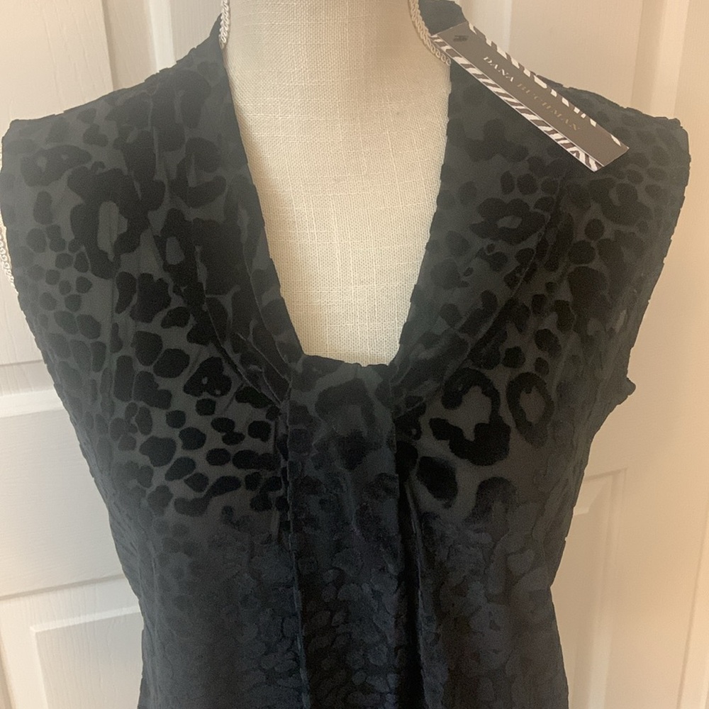 Beautiful NWT Dana Buchman Velvet Burnout Top M